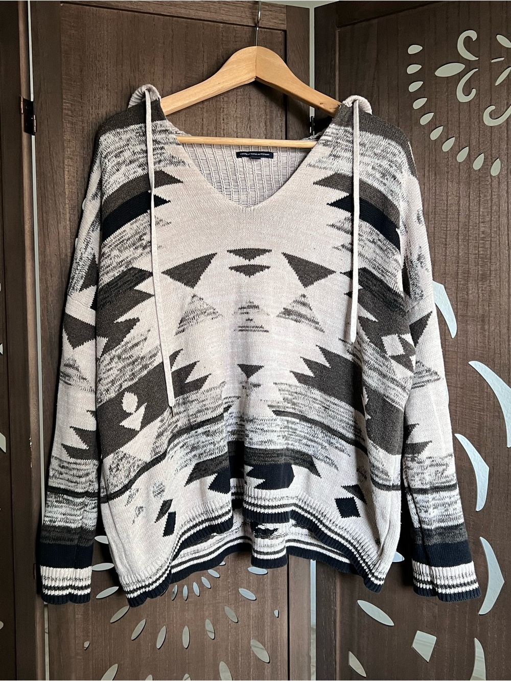 American Eagle Outfitters V-Neck Geometric Pullover Sweater - Cream & Gray
